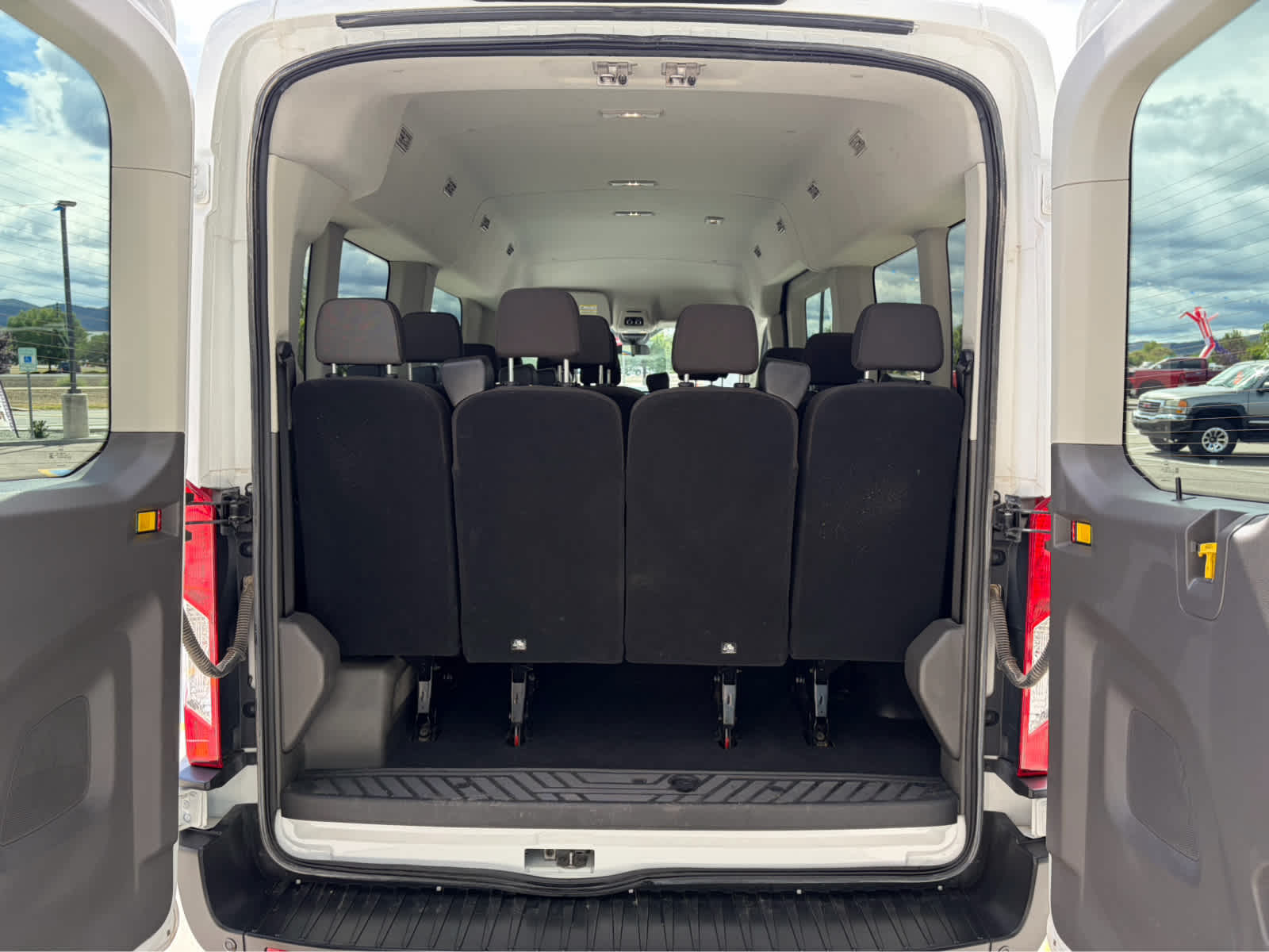 2025 Ford Transit Passenger Wagon XLT