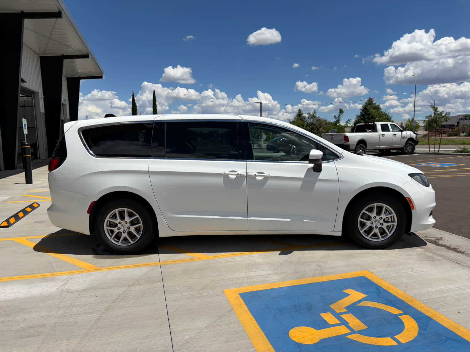 2023 Chrysler Voyager LX