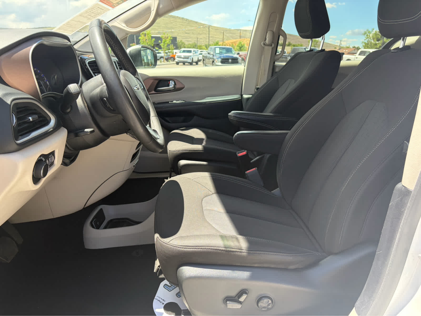 2023 Chrysler Voyager LX