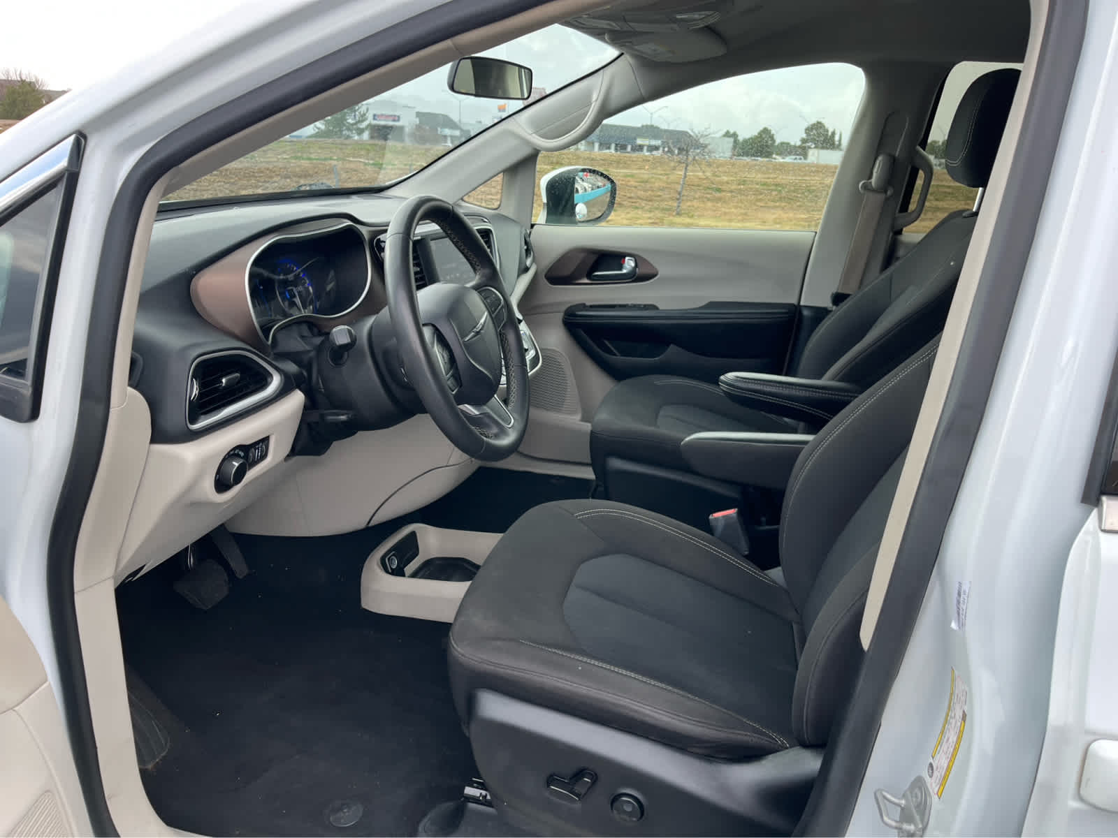 2022 Chrysler Voyager LX