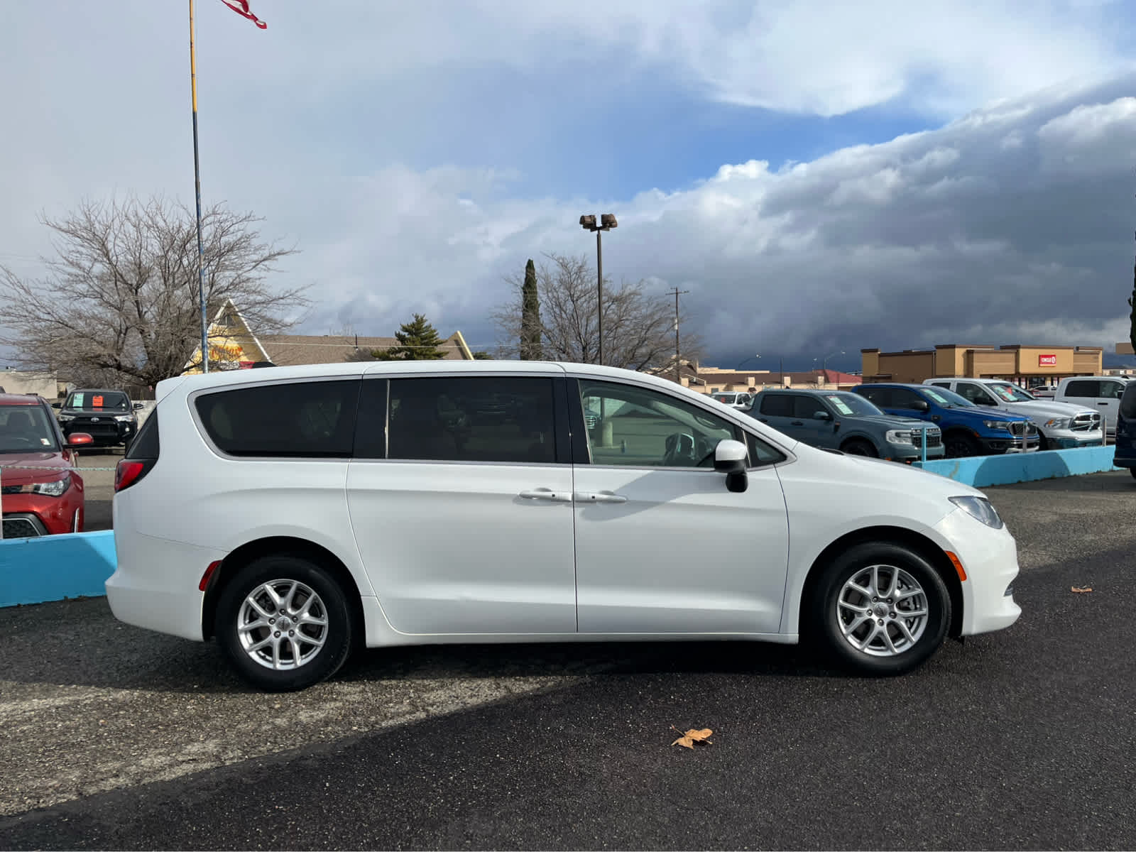 2022 Chrysler Voyager LX